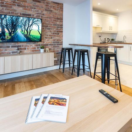 Modern Canal View Home, In City Centre, Sleeps 8 غالواي المظهر الخارجي الصورة